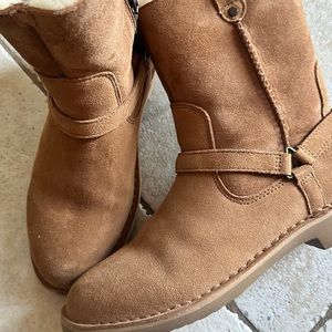 UGG Boots -NEW- size 9 Chestnut